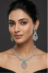 Oval emerald Medallion set