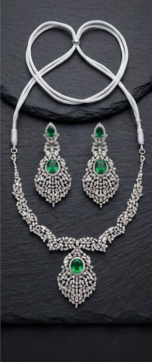 Oval emerald Medallion set